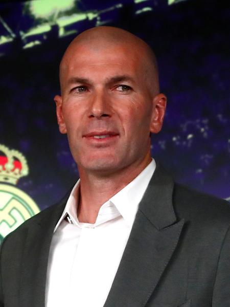 Zidane, técnico à frente do Real Madrid em derrota no duelo com o Valencia