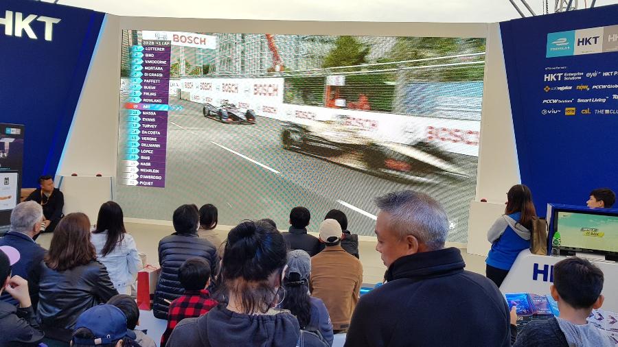 Fãs assistem a corrida da Fórmula E por telão em Hong Kong - Julianne Cerasoli