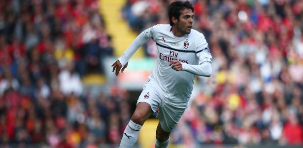 Kaká aparece de surpresa e brilha em pelada, mas também leva caneta ...