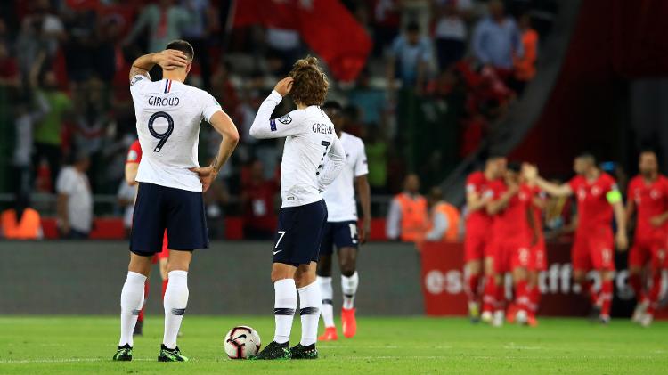 Jogadores da França cabisbaixos observam a Turquia - Umit Bektas/Reuters - Umit Bektas/Reuters