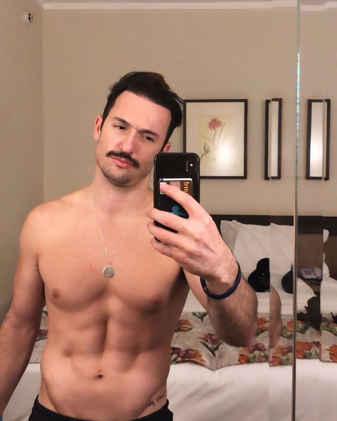 Diego Hypolito posta foto de bigode nas redes sociais