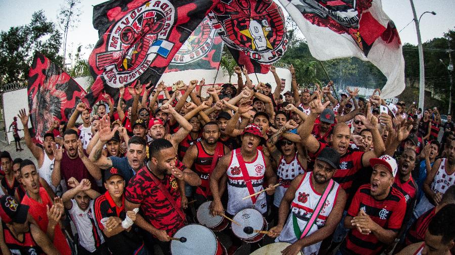 Torcedores fizeram festa na porta do CT do Fla antes de duelo com Emelec, pela Libertadores - Alexandre Vidal / Flamengo