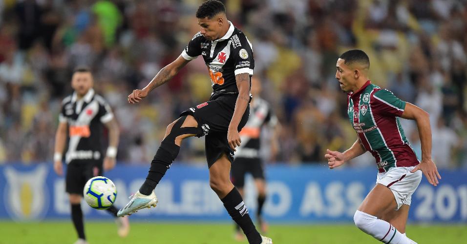 Jogadores de Fluminense e Vasco disputam a bola no Maracanã