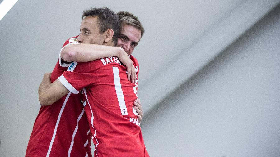 Philipp Lahm e Rafinha se abraçam durante jogo do Bayern de Munique - Simon Hofmann/Bundesliga/Bundesliga Collection via Getty Images