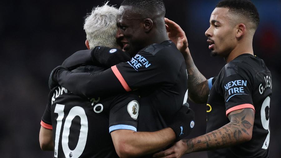 Sergio Aguero celebra com companheiro em goleada do Manchester City contra o Aston Villa - Carl Recine/Action Images via Reuters