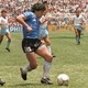 Maradona dribla Peter Shilton para aumentar o placar para a Argentina, minutos depois de fazer um gol de mão - France Presse- AFP PHOTO