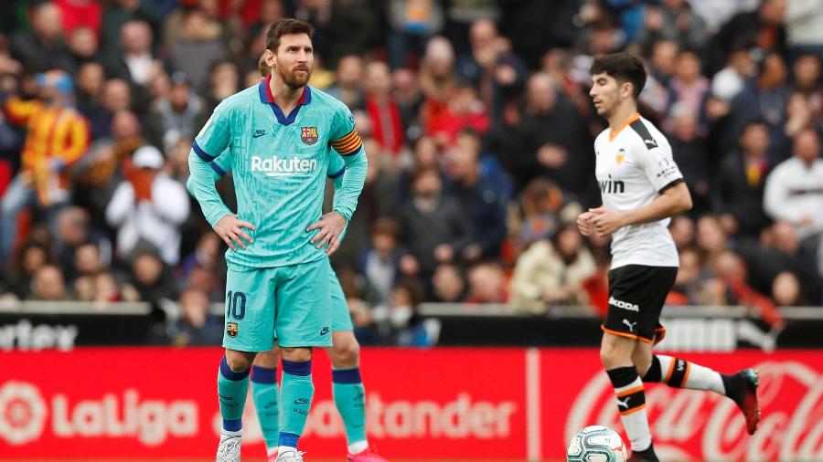 Messi espera que a paralisação nas competições ajude o Barcelona de alguma forma - REUTERS/Albert Gea