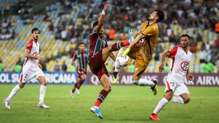 Evanílson levou a pior em choque com Arias no empate do Fluminense pela Sul-Americana - Lucas Merçon/Fluminense FC