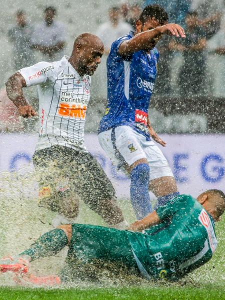 Vagner Love em disputa de bola no jogo do Corinthians contra o Santo André - Marcello Zambrana/AGIF