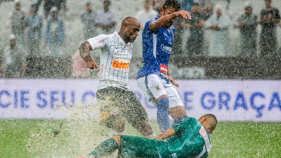 Vagner Love em disputa de bola no jogo do Corinthians contra o Santo André - Marcello Zambrana/AGIF