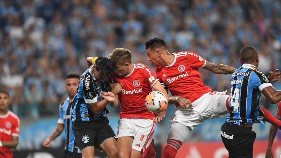 Grêmio e Inter fizeram último jogo com torcida da Libertadores 2020 diante de 53 mil pessoas antes da paralisação pela pandemia - Fotos de: Lucas Uebel/Grêmio FBPA e Ricardo Duarte/SC Internacional