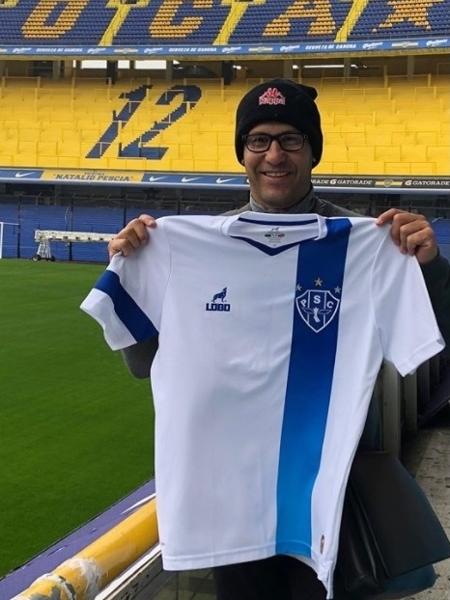 Zagueiro Tinho posa com a camisa do Paysandu na La Bombonera - Arquivo Pessoal