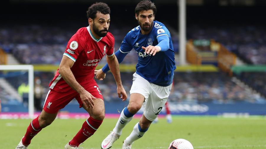 Mohamed Salah disputa bola com Andre Gomes, do Everton - Catherine Ivill/Reuters