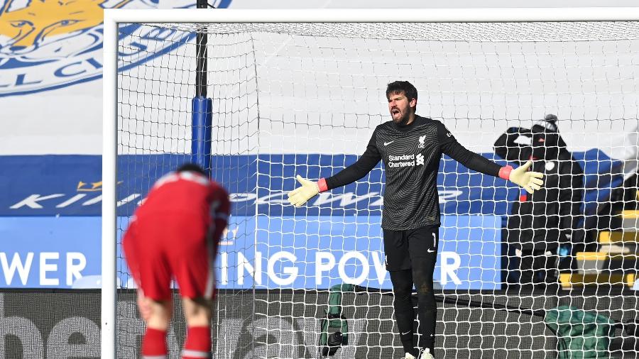 Alisson reclama com companheiros após falhar em gol do Leicester - Michael Regan/Getty Images