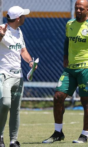 Abel Ferreira conversa com Felipe Melo durante o treino do Palmeiras