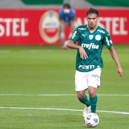 Gustavo Scarpa controla a bola em partida do Palmeiras contra o Defensa y Justicia - Marcello Zambrana/AGIF