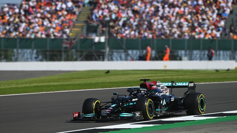 Lewis Hamilton em ação durante o GP de Silverstone de Fórmula 1 - Michael Regan/Getty Images