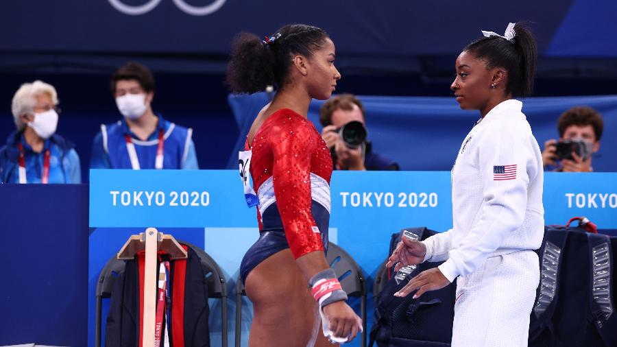 Jordan Chiles e Simone Biles durante a final por equipes da ginástica artística em Tóquio - Mike Blake/Reuters