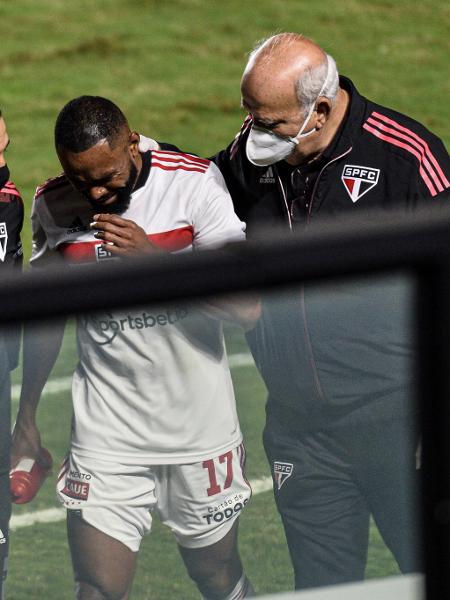 William deixa o campo chorando após sentir lesão em Vasco x São Paulo pela Copa do Brasil - NAYRA HALM/FOTOARENA/FOTOARENA/ESTADÃO CONTEÚDO