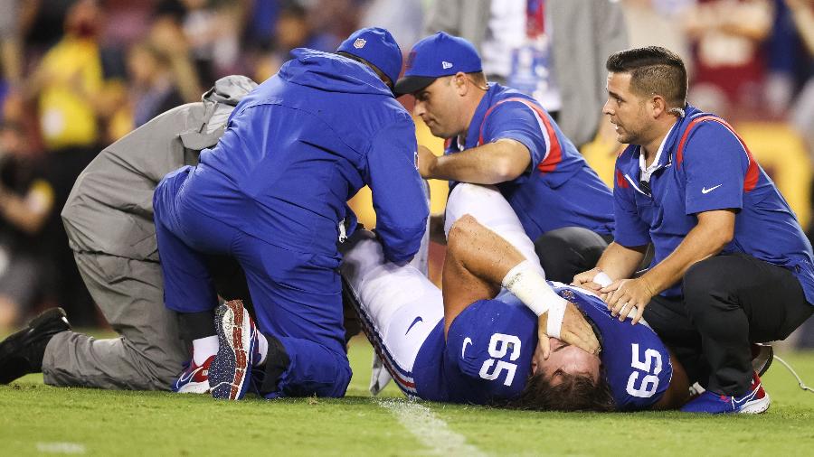 Nick Gates, do New York Giants, recebe atendimento após sofrer lesão na perna contra o Washington Football Team - Patrick Smith/Getty Images