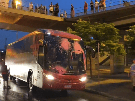 Ônibus grátis são disponibilizados para torcida em jogo do Flamengo no  Mundial