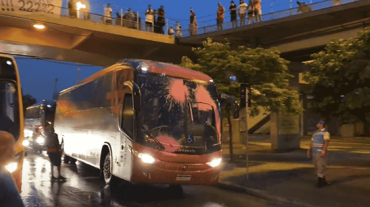 Õnibus do Flamengo foi atacado por tintas na chegada ao Maracanã - Reprodução - Reprodução