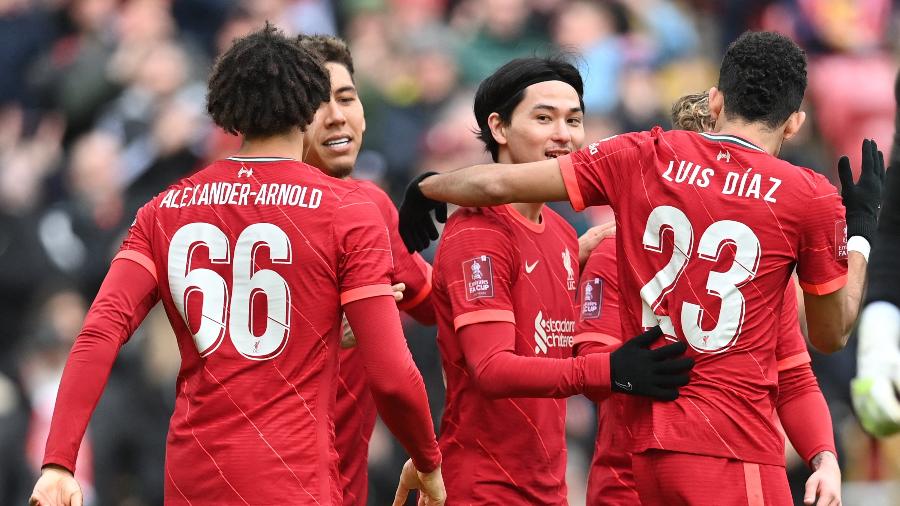 Jogadores do Liverpool comemoram gol sobre o Cardiff City na Copa da Inglaterra - PAULO ELLIS / AFP