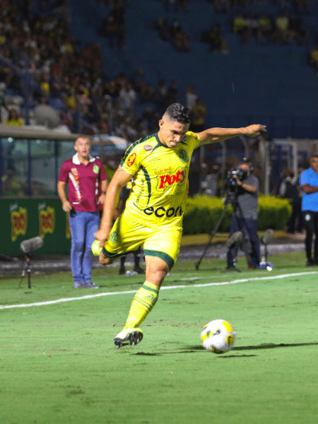 Lateral direito Rodrigo Ferreira em jogo pelo Mirassol