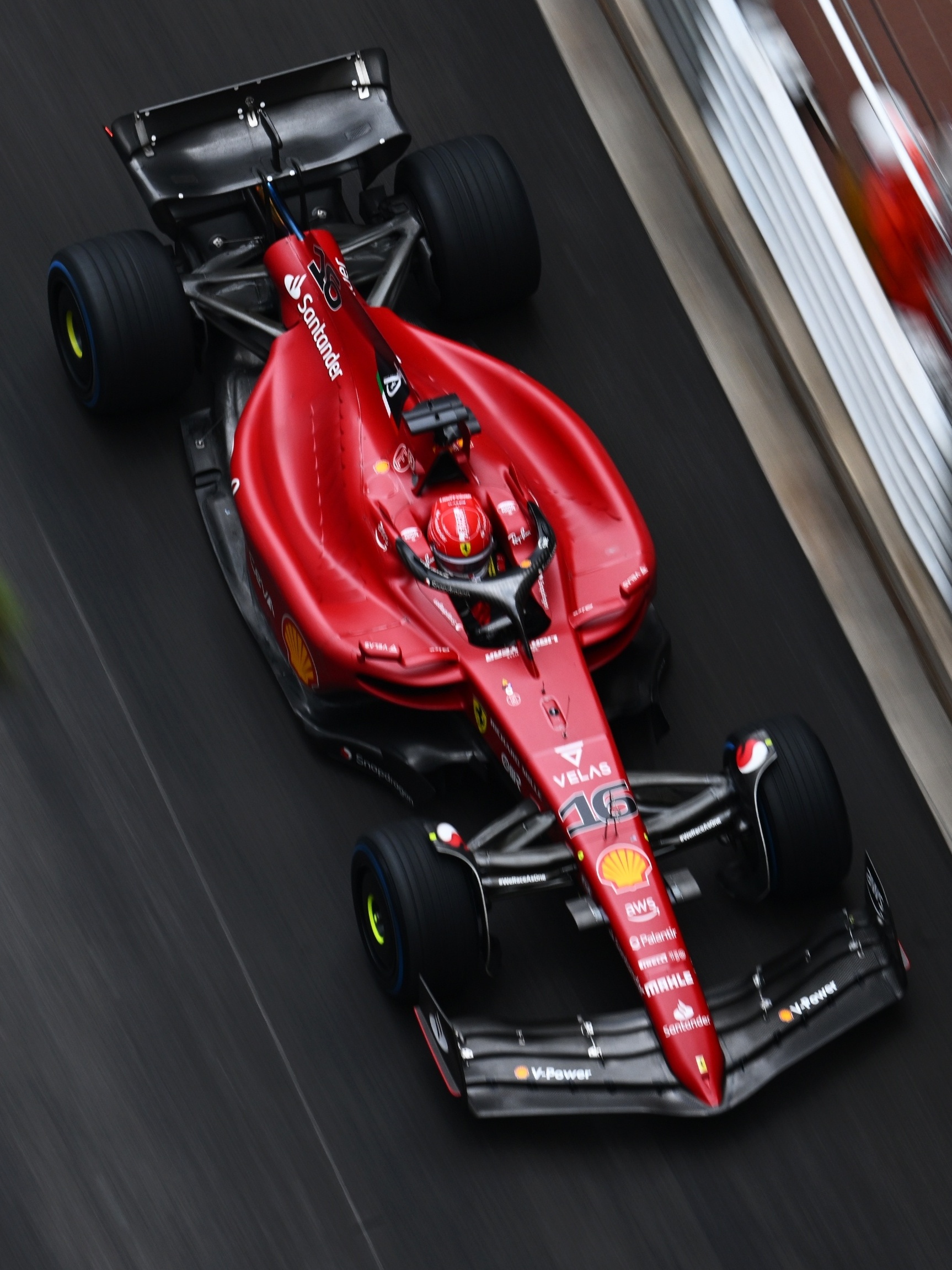 Ferrari f1 na pista fórmula 1 de corridas de carros esportivos na pista de  corrida ai generated