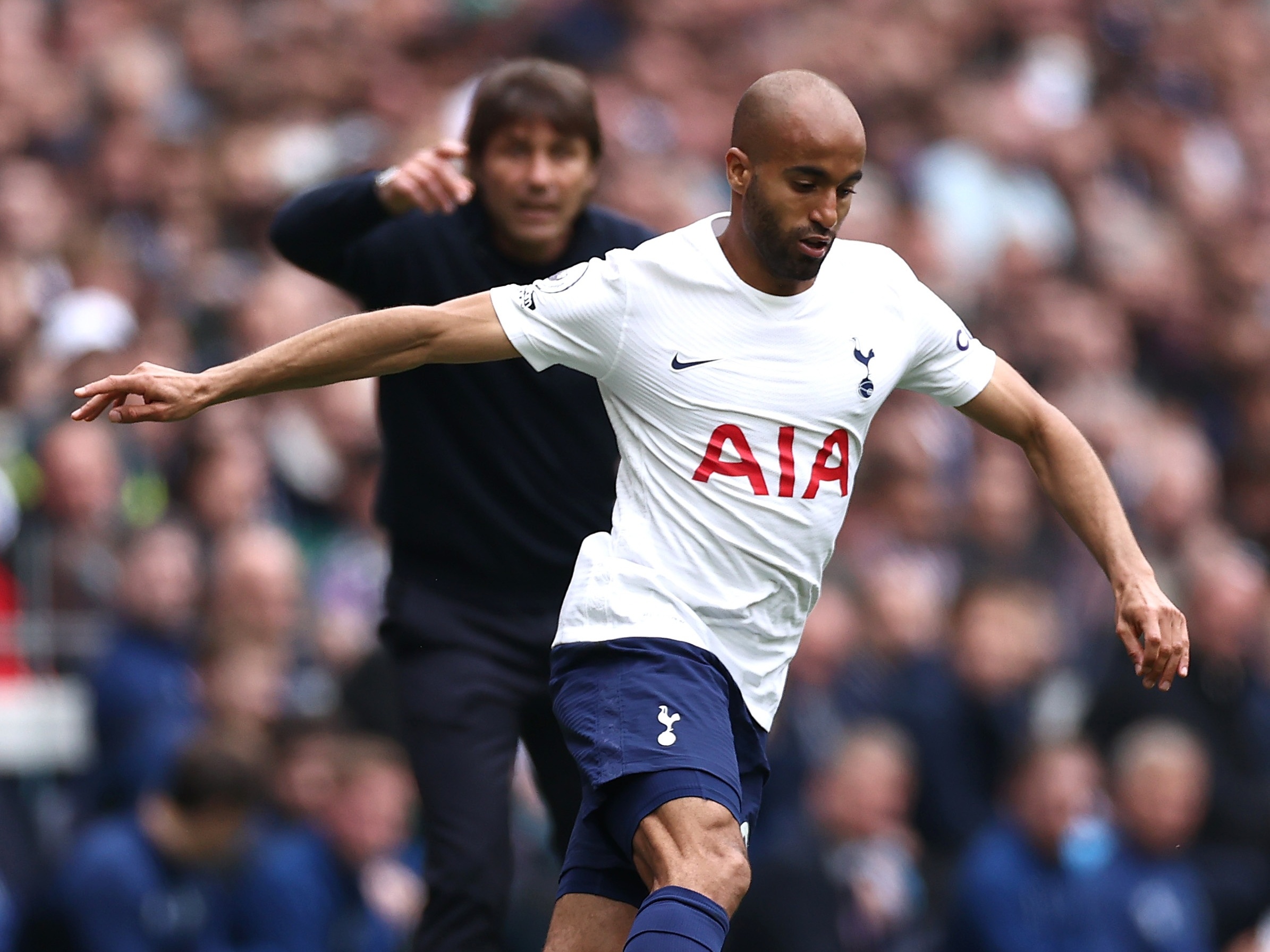 Aniversariante, Lucas Moura celebra gol no Maracanã com a camisa