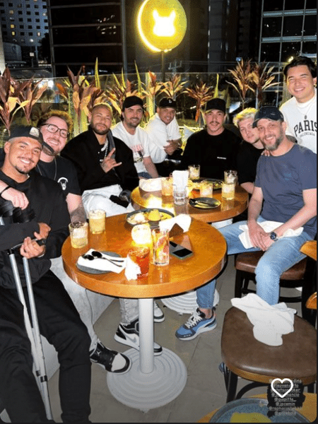 Neymar aparece em aliança em jantar com Medina em restaurante em São Paulo - Reprodução/Instagram