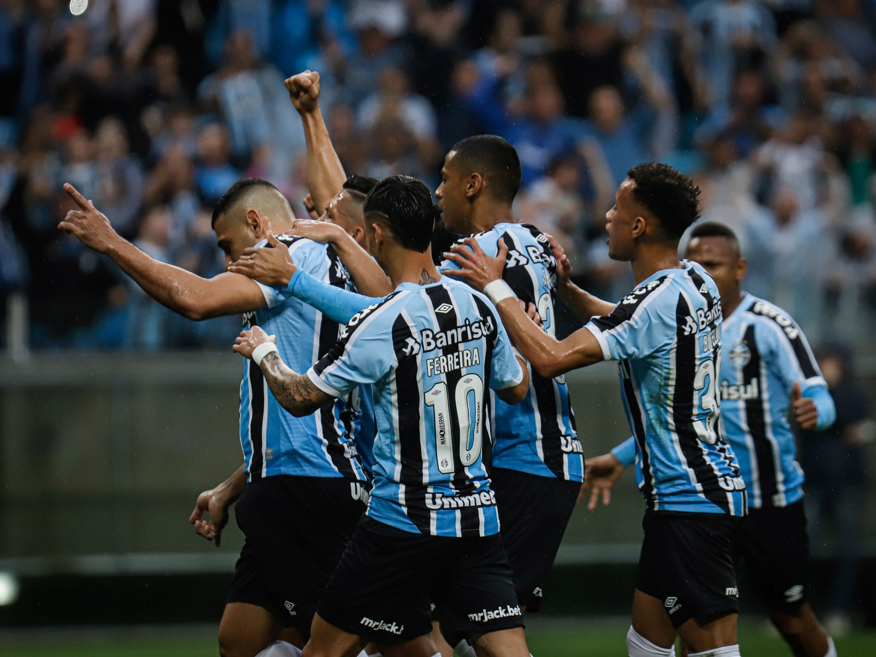 Grêmio resolve jogo no primeiro tempo e bate Tombense por 3 x 0