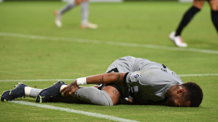 Neymar, do PSG, sente dores na perna após lance com zagueiro do Gamba Osaka; árbitro marcou pênalti - Kaz Photography/Getty Images