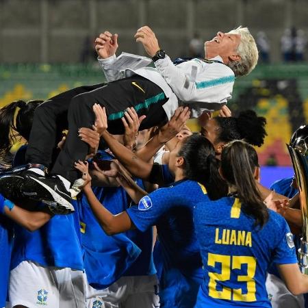 A técnica Pia Sundhage sendo levantada pelas jogadores da seleção brasileira na celebração da conquista da Copa América