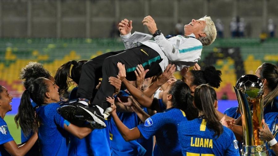 A técnica Pia Sundhage sendo levantada pelas jogadores da seleção brasileira na celebração da conquista da Copa América - Gabriel Aponte/Getty