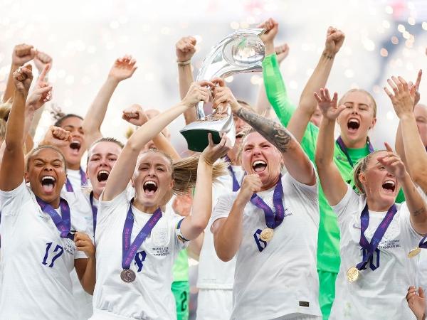 Jogadoras da seleção inglesa comemoram título da Eurocopa Feminina de 2022