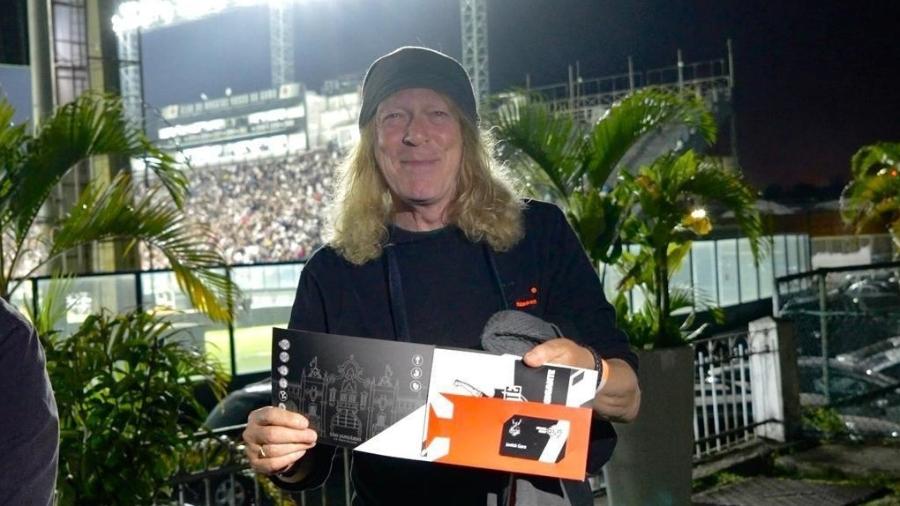Guitarrista Janick Gers, da banda Iron Maiden, recebe carteirinha de sócio do Vasco em São Januário - Divulgação / Vasco