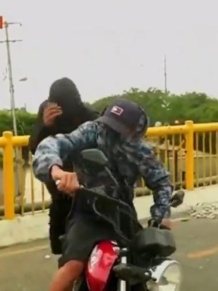Dois indivíduos em uma moto tentaram roubar a equipe da TeleAmazonas - Reprodução/TeleAmazonasEc