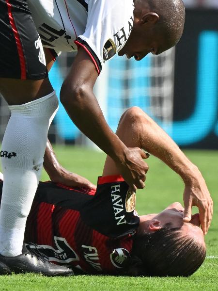 Filipe Luís, do Flamengo, sente dores e é substituído nos minutos iniciais da final da Copa Libertadores - LUIS ACOSTA / AFP