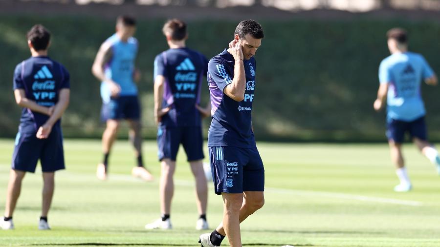 Técnico Lionel Scaloni durante treino da Argentina um dia após derrota para a Arábia Saudita na estreia da Copa do Mundo do Qatar - Tim Nwachukwu/Getty Images