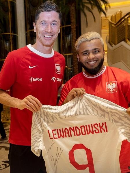 Torcedor "vira-casaca" de Polônia x Arábia Saudita ganha presente de Lewandowski - Reprodução