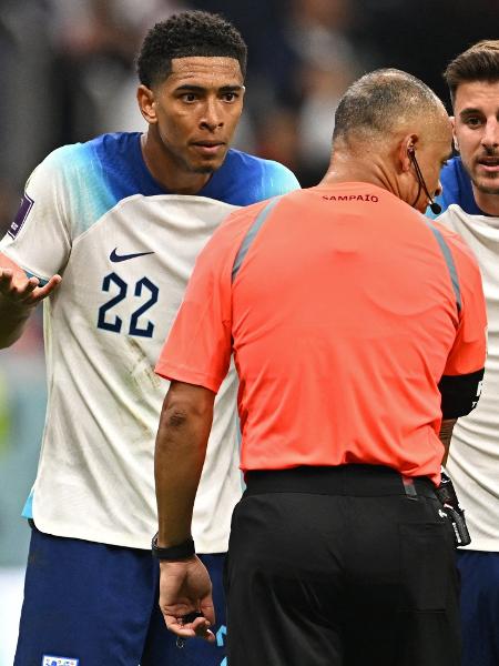 Jude Bellingham e Mason Mount reclamam com árbitro brasileiro Wilton Pereira Sampaio nas quartas de final contra a França na Copa do Mundo do Qatar - PAUL ELLIS/AFP