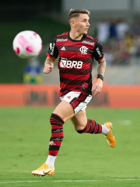 Flamengo nega propostas por Isla e planeja ter lateral até o fim do  contrato, Flamengo