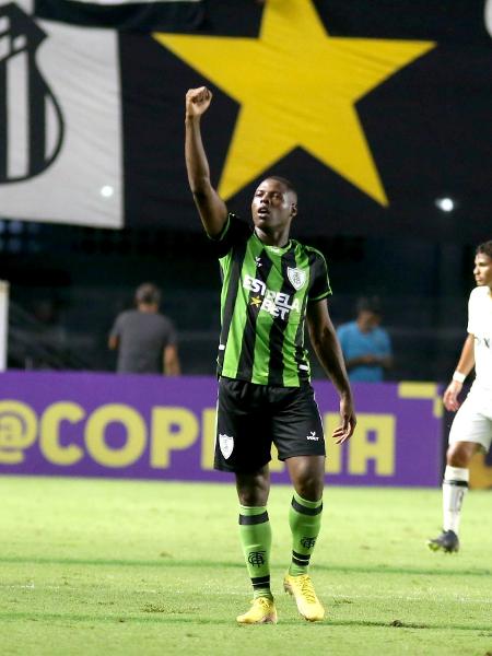 Luan Campos, do América-MG, comemora gol marcado sobre o Santos na semifinal da Copinha 2023 - Maurício de Souza/Estadão Conteúdo