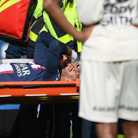 Neymar deixa o campo de maca, chorando, após lesão no tornozelo direito durante jogo do PSG com o Lille, pelo Francês, no Parque dos Príncipes. 19/02/2023 - FRANCK FIFE/AFP