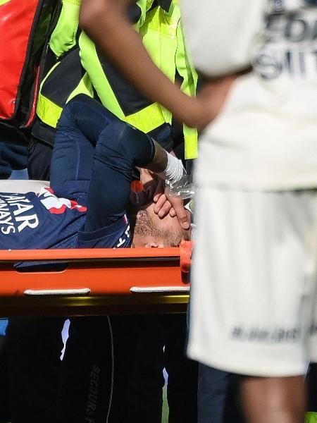 Neymar lamentou muito a lesão ontem e teve que deixar o campo de maca - FRANCK FIFE/AFP