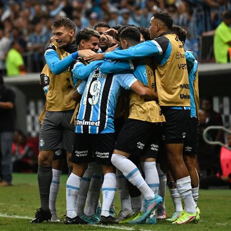 Jogadores do Grêmio comemoram gol contra o Campinense - Mateus Bonomi/AGIF