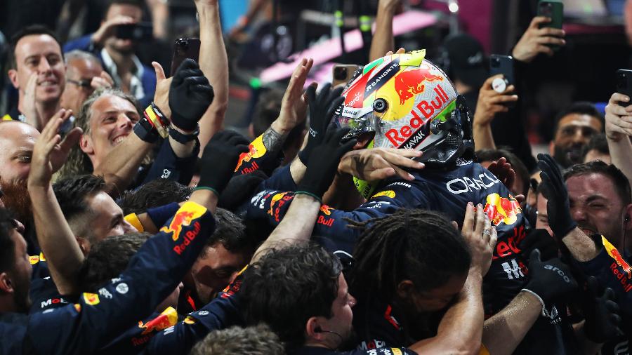 Sergio Pérez comemora a vitória em Jeddah com integrantes da Red Bull - Peter Fox/Getty Images