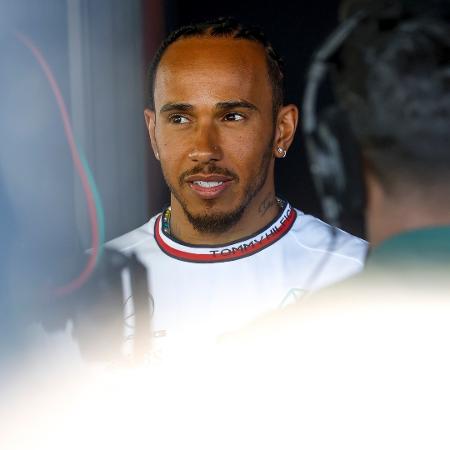 Lewis Hamilton concede entrevista no paddock