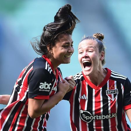 Micaelly comemora gol marcado pelo São Paulo contra o Palmeiras, pelo Brasileirão Feminino